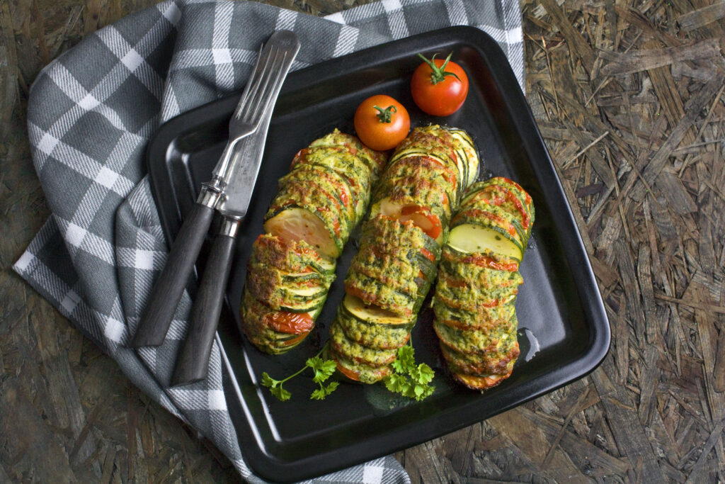 Hasselback-Zucchini mit käsiger Kräuter-Kruste - Toastenstein.com