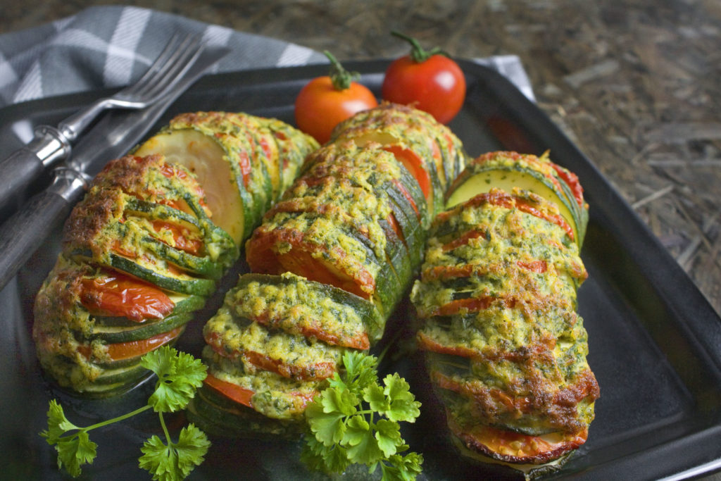 Hasselback-Zucchini mit käsiger Kräuter-Kruste - Toastenstein.com