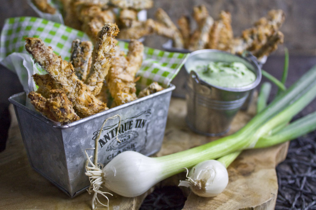 Gebackene Zucchini-Sticks mit Frühlingszwiebel-Dip - Toastenstein.com