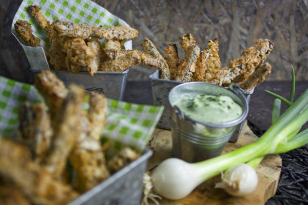 Gebackene Zucchini-Sticks mit Frühlingszwiebel-Dip - Toastenstein.com