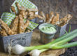 Gebackene Zucchini-Sticks mit Frühlingszwiebel-Dip