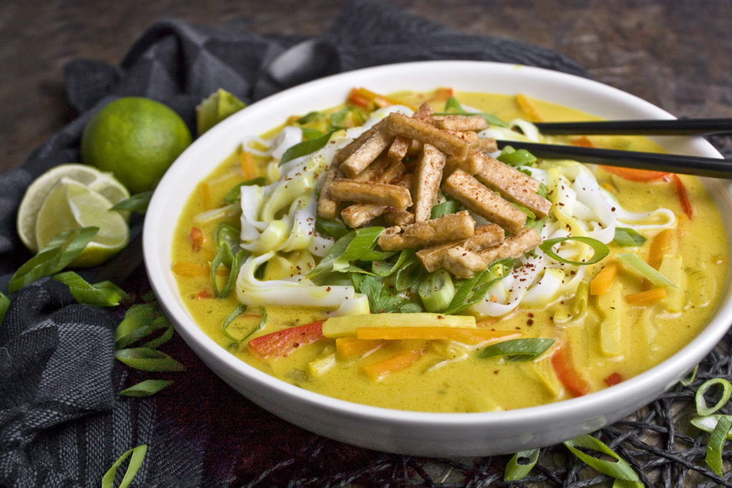 Goldene Curry-Nudelsuppe mit knackigem Gemüse | Toastenstein