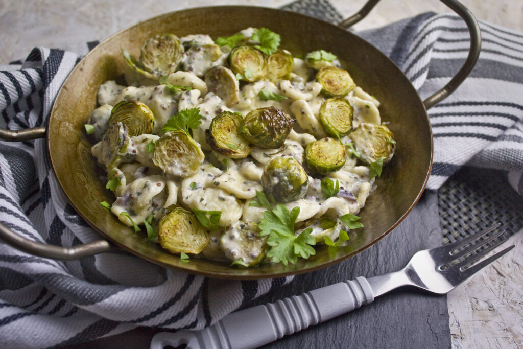 Rosenkohl-Nudel-Pfanne mit Knoblauch-Senf-Sauce - Toastenstein.com