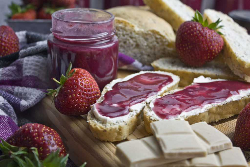 Blaubeer-Erdbeer-Aufstrich mit weißer Schokolade - Toastenstein.com