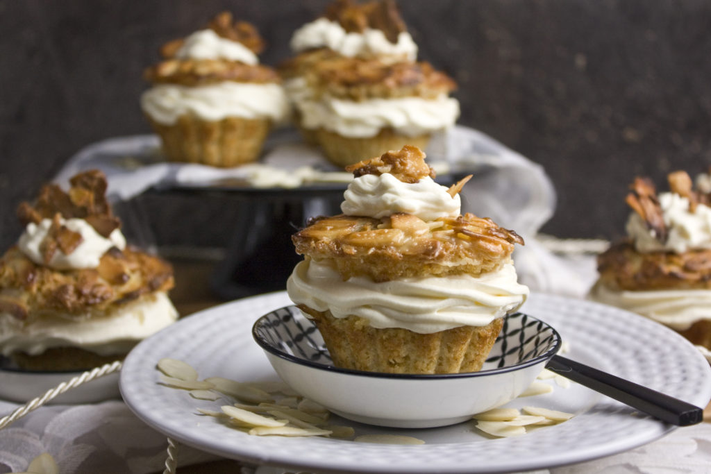 Vegane Bienenstich-Cupcakes - Happy Birthday! | Toastenstein