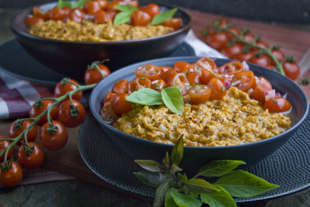 Tomaten-Haferbrei mit marinierten Tomaten | Toastenstein