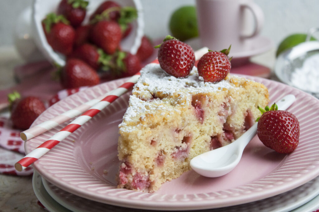 Erdbeer-Grieß-Kuchen mit Limette