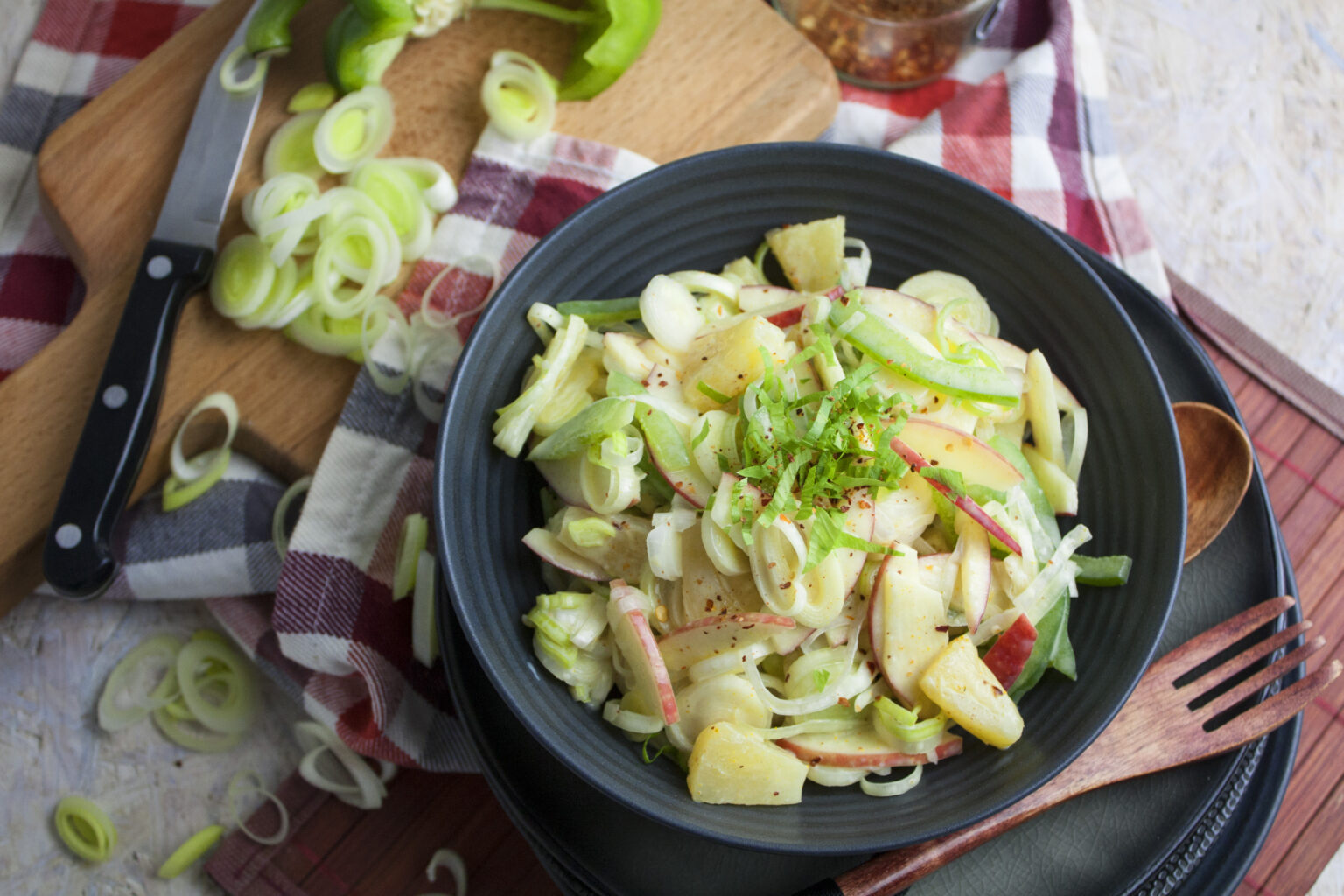 Fruchtiger Lauchsalat mit Apfel und Ananas - Toastenstein.com