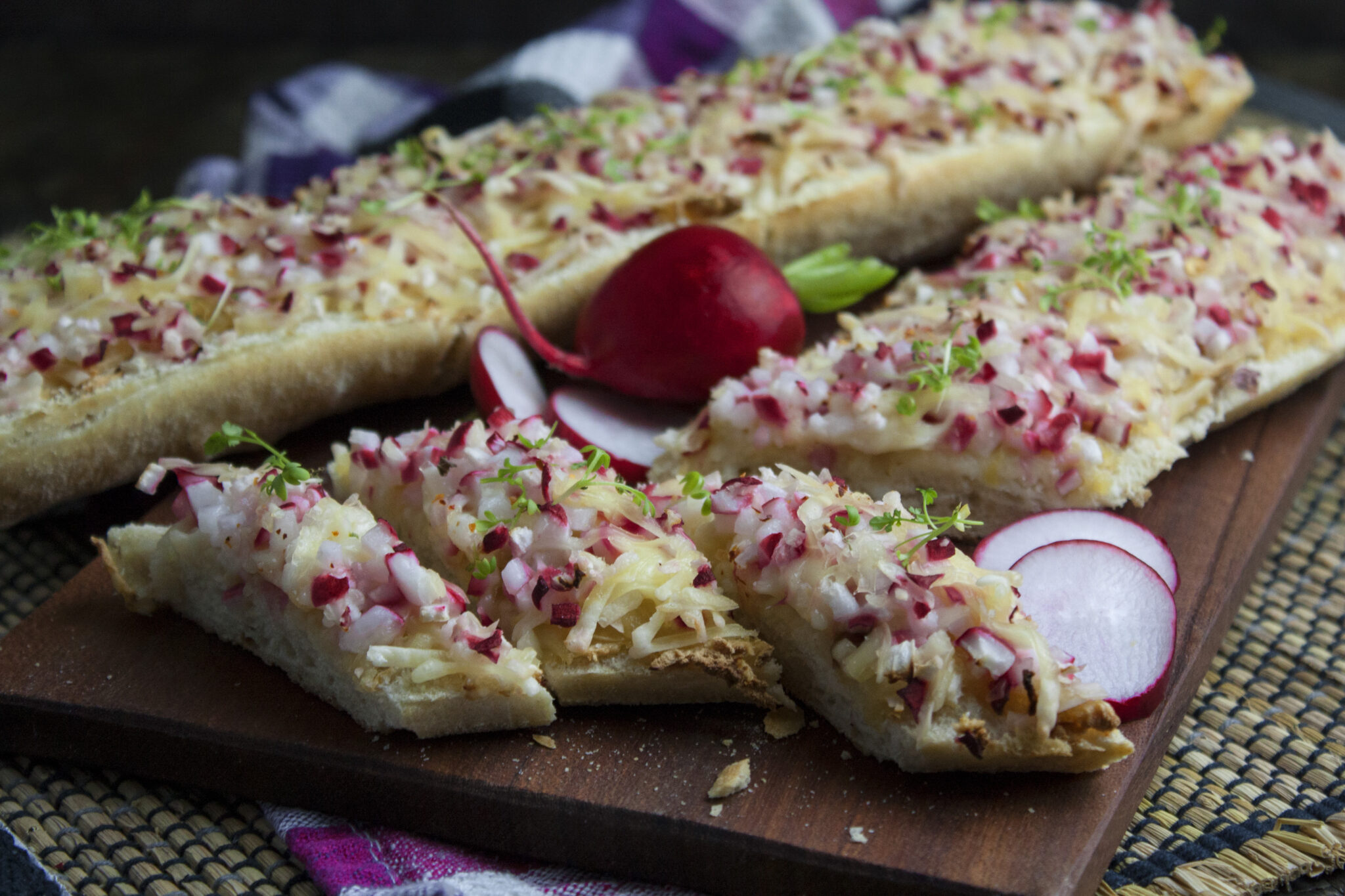 Geröstetes Radieschen-Knoblauch-Baguette - Toastenstein.com