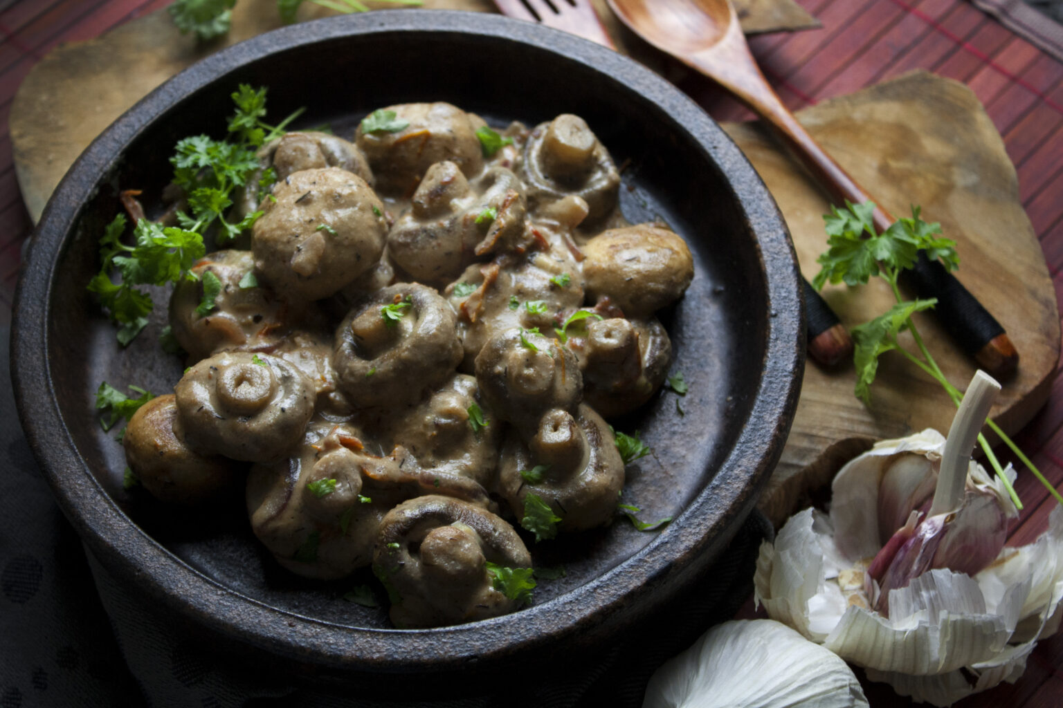 Vegane Knoblauch-Käse-Champignons aus der Pfanne - Toastenstein.com