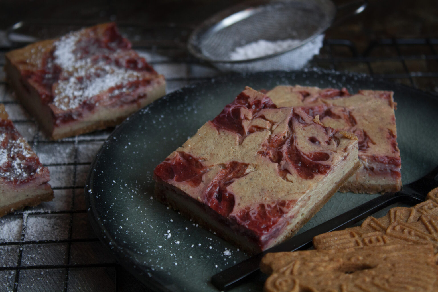 Spekulatius-Käsekuchen-Schnitten Mit Kirsch-Marmelade - Toastenstein.com