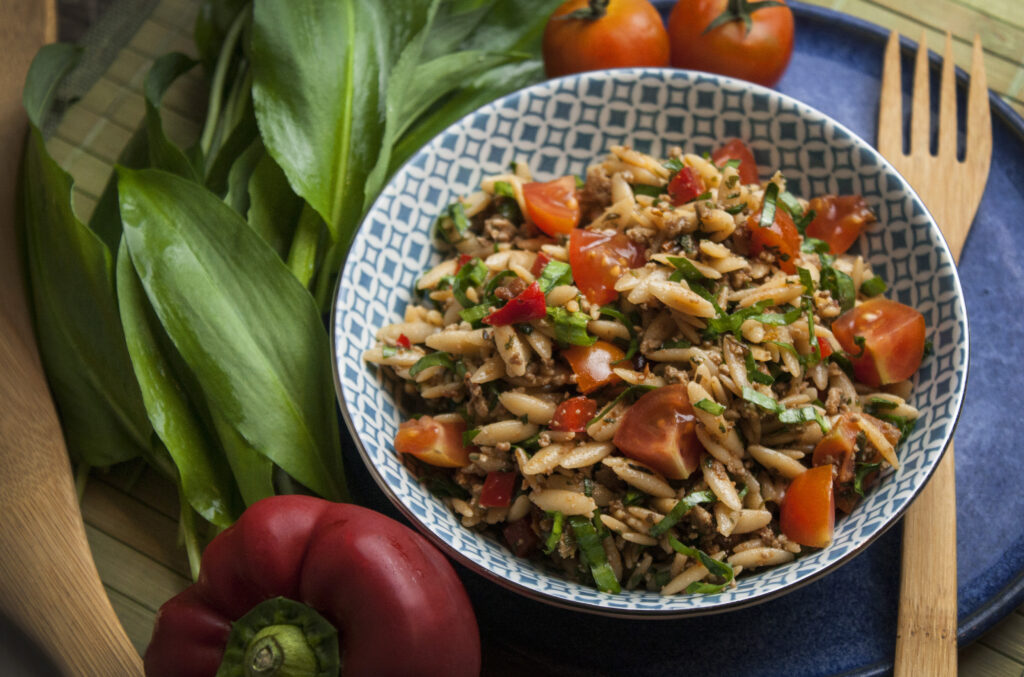 Bärlauch-Risoni-Salat mit Tomaten